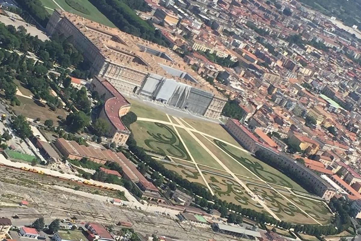una vista aerea di una città con un campo da calcio