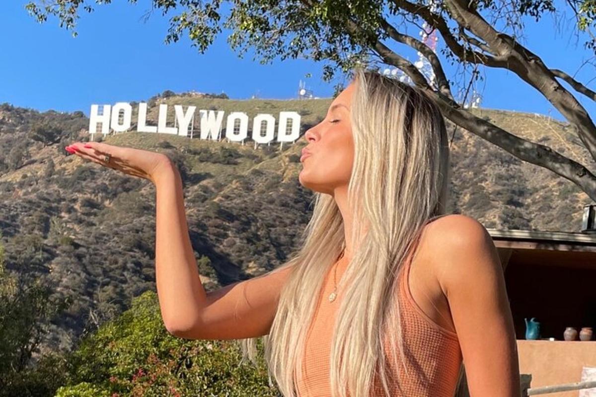 žena stojící před hollywoodským nápisem