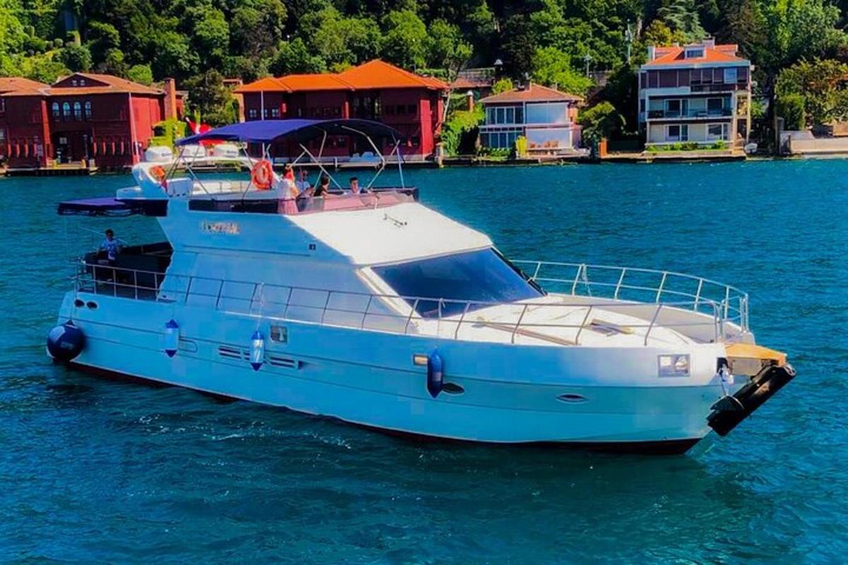 una barca blu e bianca che galleggia nell'acqua