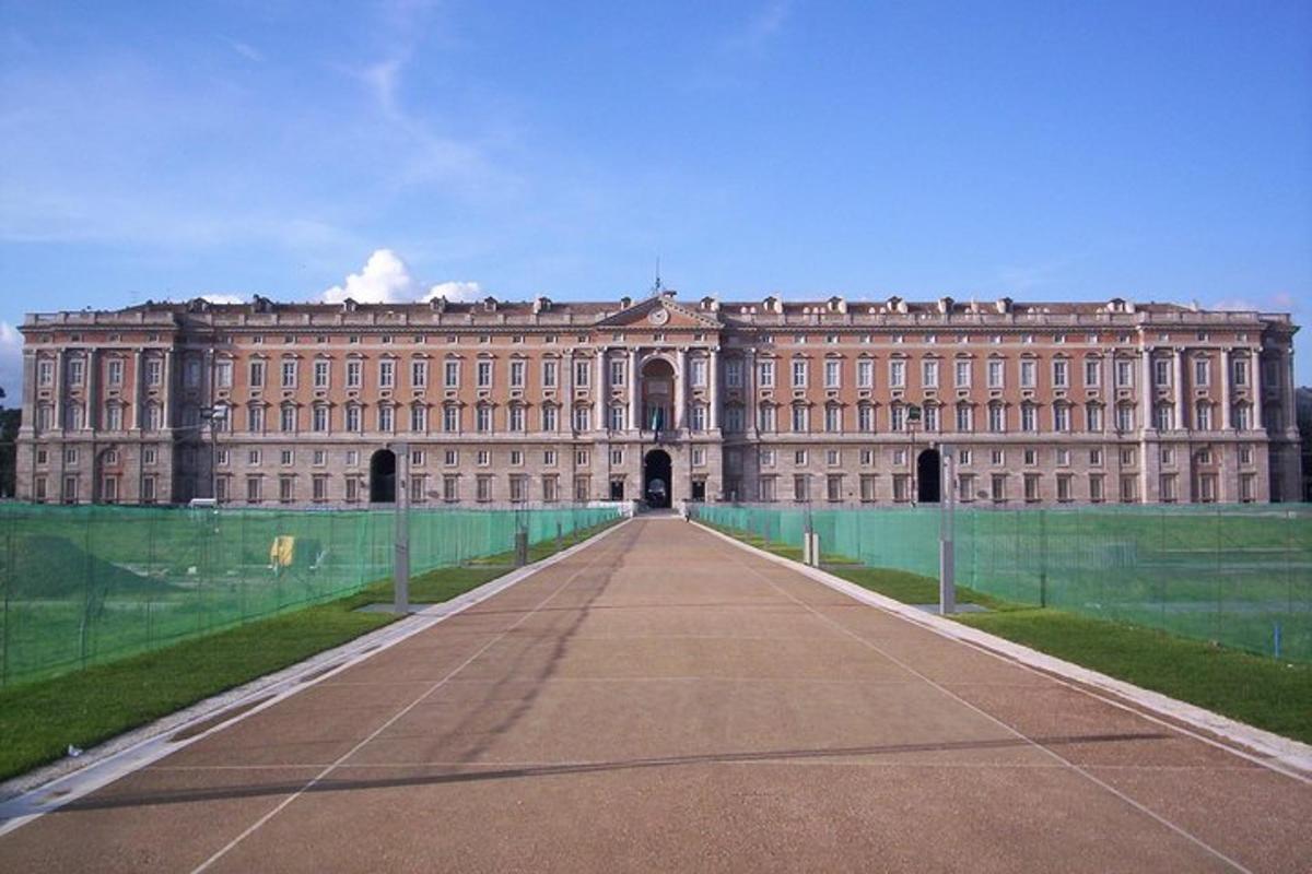 un grande edificio con una lunga strada di fronte