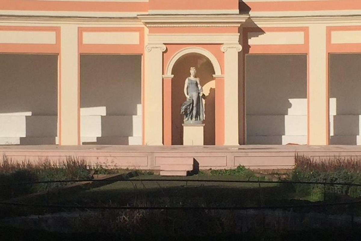 una statua di una donna davanti a un edificio