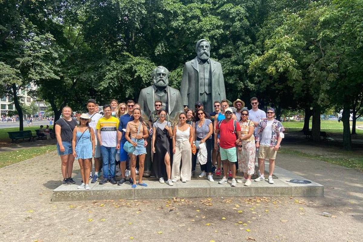 група људи који стоје испред статуе