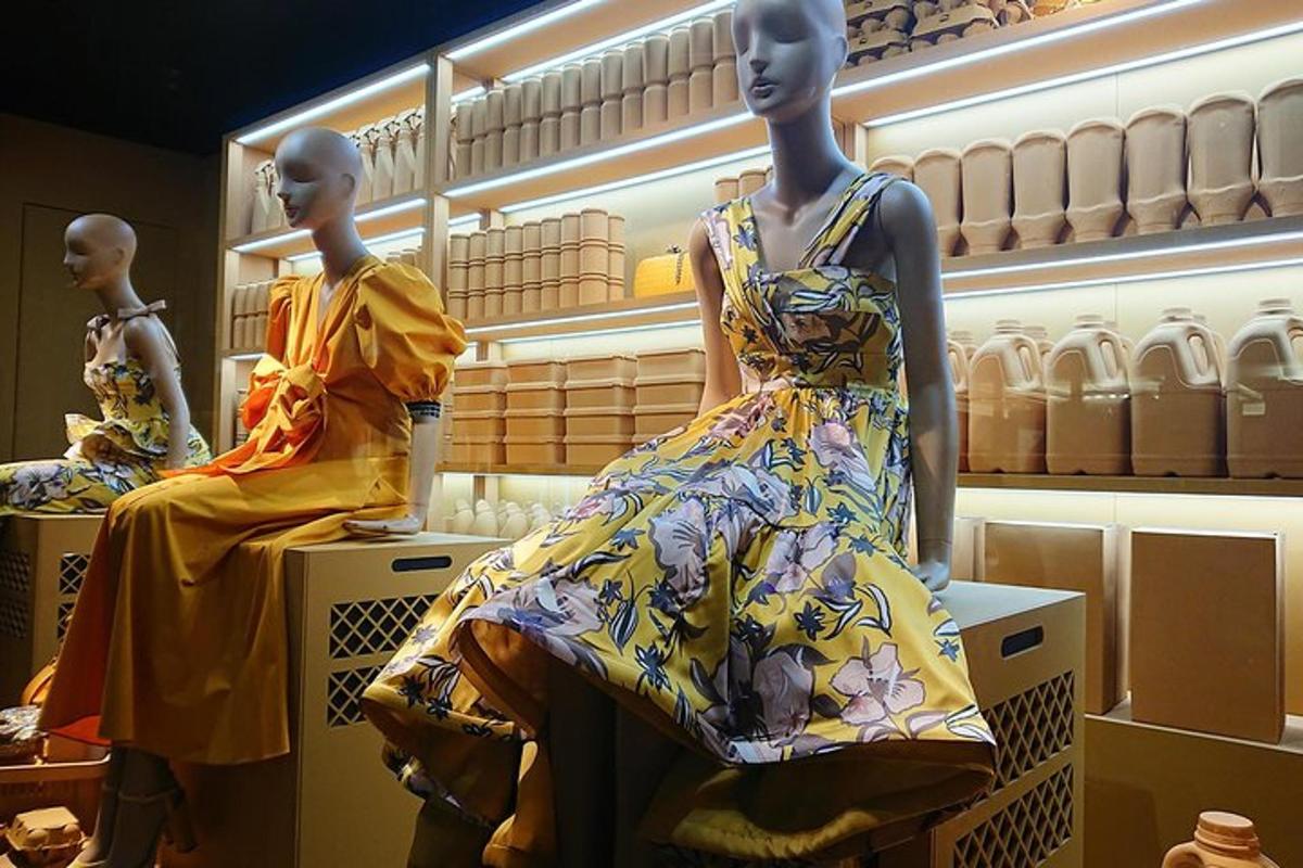 dois manequins em uma vitrine de uma loja