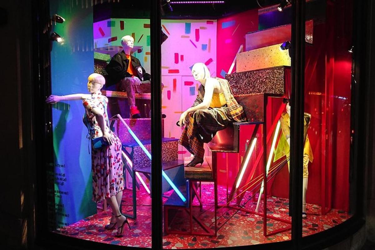 um grupo de manequins na vitrine de uma loja