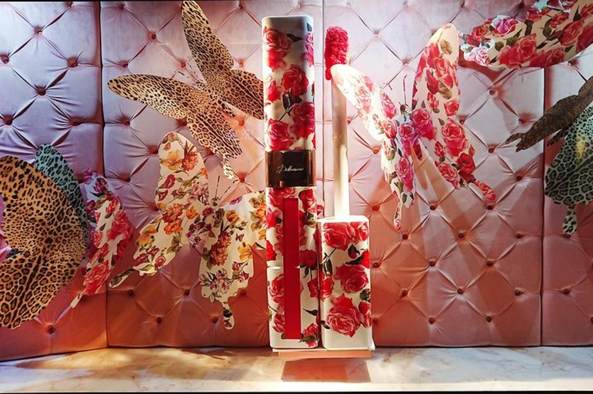 uma sala com dois vasos com flores na parede