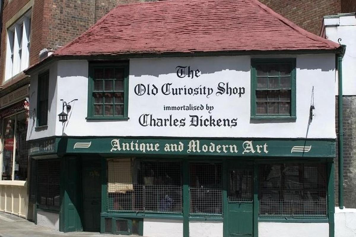 una tienda con un cartel en el lateral de un edificio