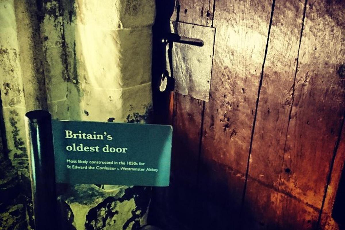 un cartel en una pared junto a una puerta de madera