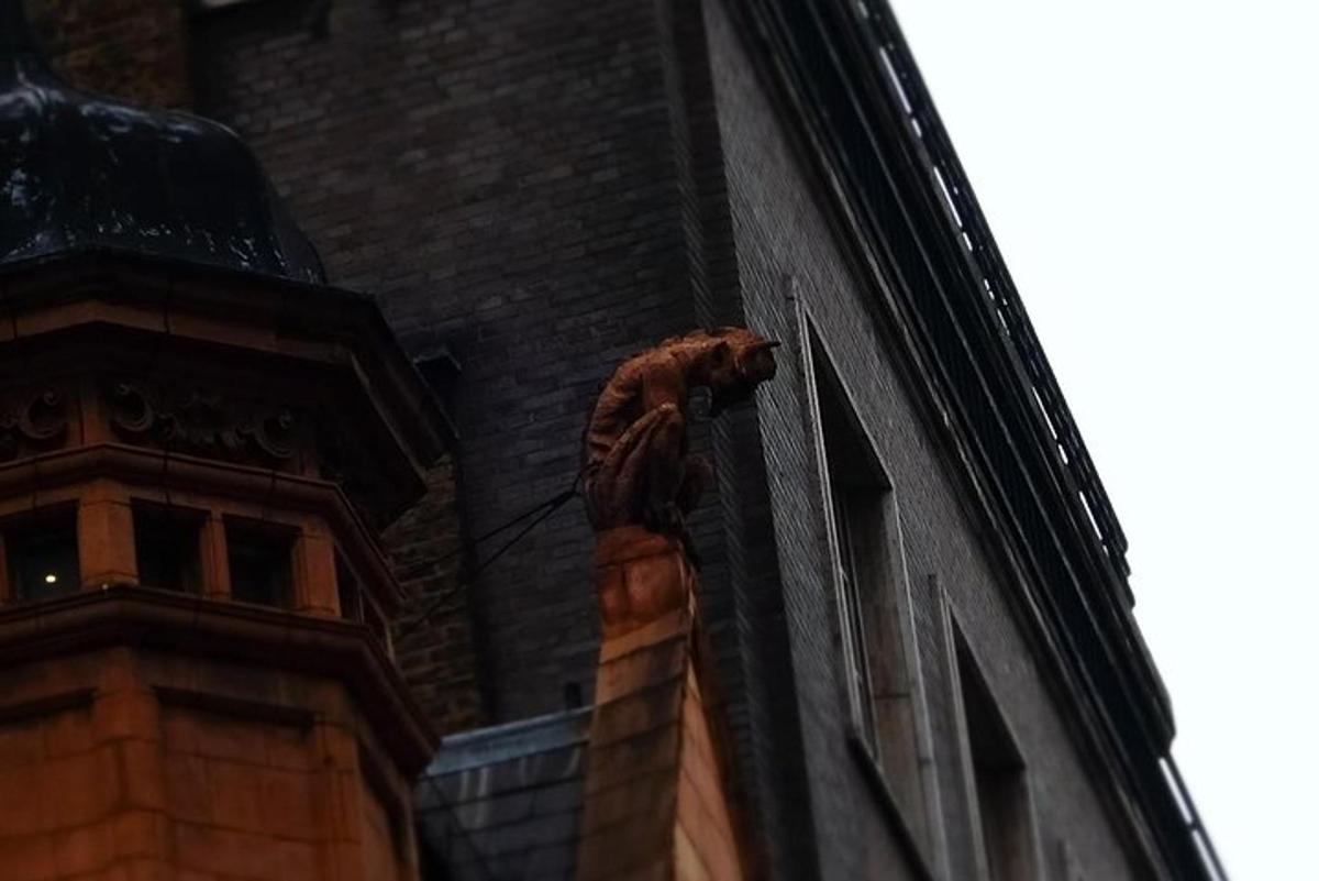 Un edificio con un león en el costado.