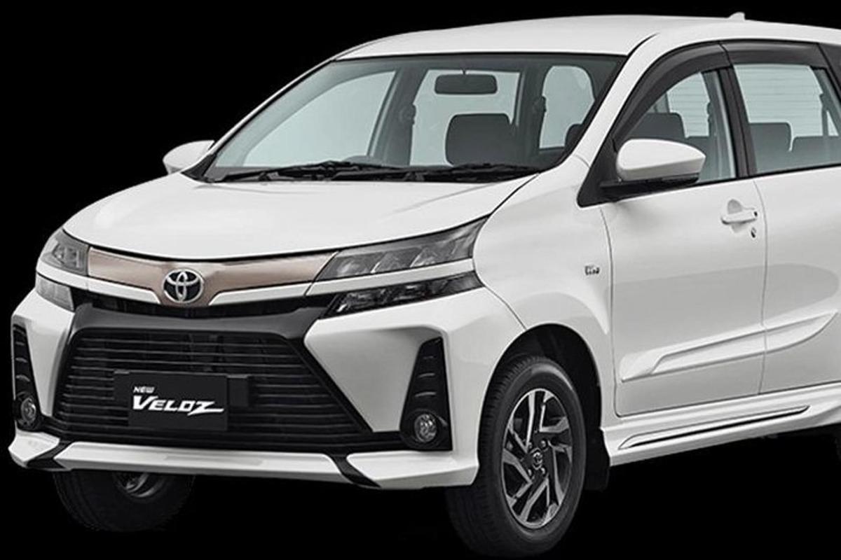 o dubă Toyota albă este prezentată pe un fundal negru