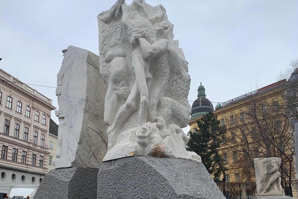 socha uprostřed města