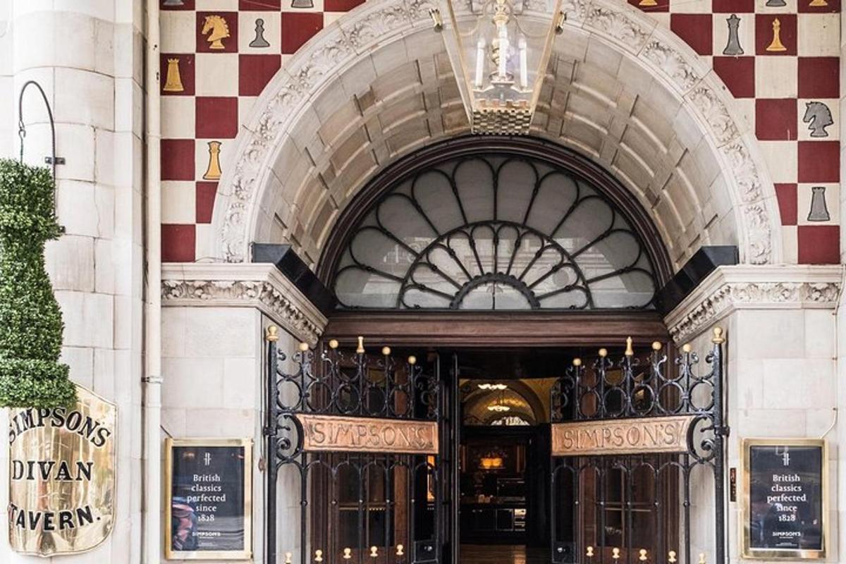 uma entrada para um edifício com uma porta em arco