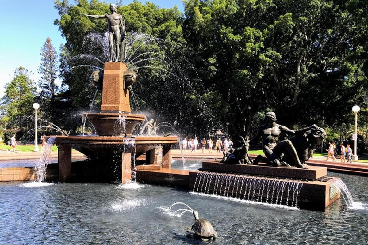 een fontein in een park met een vogel in het water