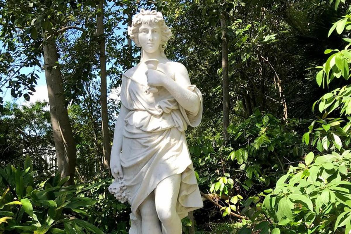 een standbeeld van een vrouw die voor bomen staat