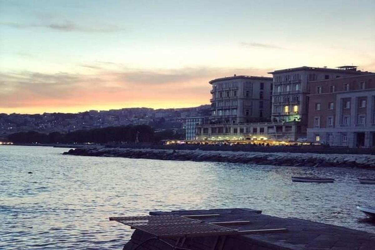 ένα μεγάλο υδάτινο σώμα με κτίρια στο βάθος
