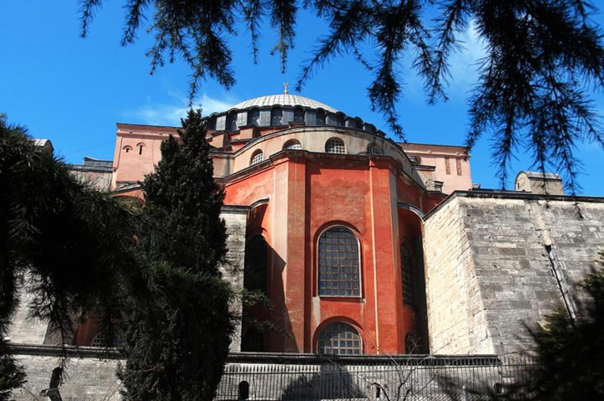 ένα κτίριο με τρούλο στην κορυφή του