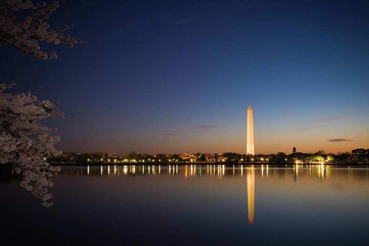 một góc nhìn của tượng đài washington vào ban đêm