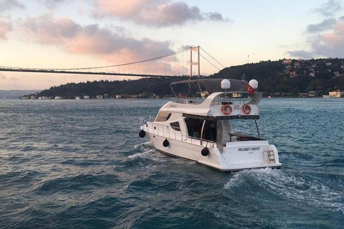 una barca bianca nell'acqua vicino a un ponte