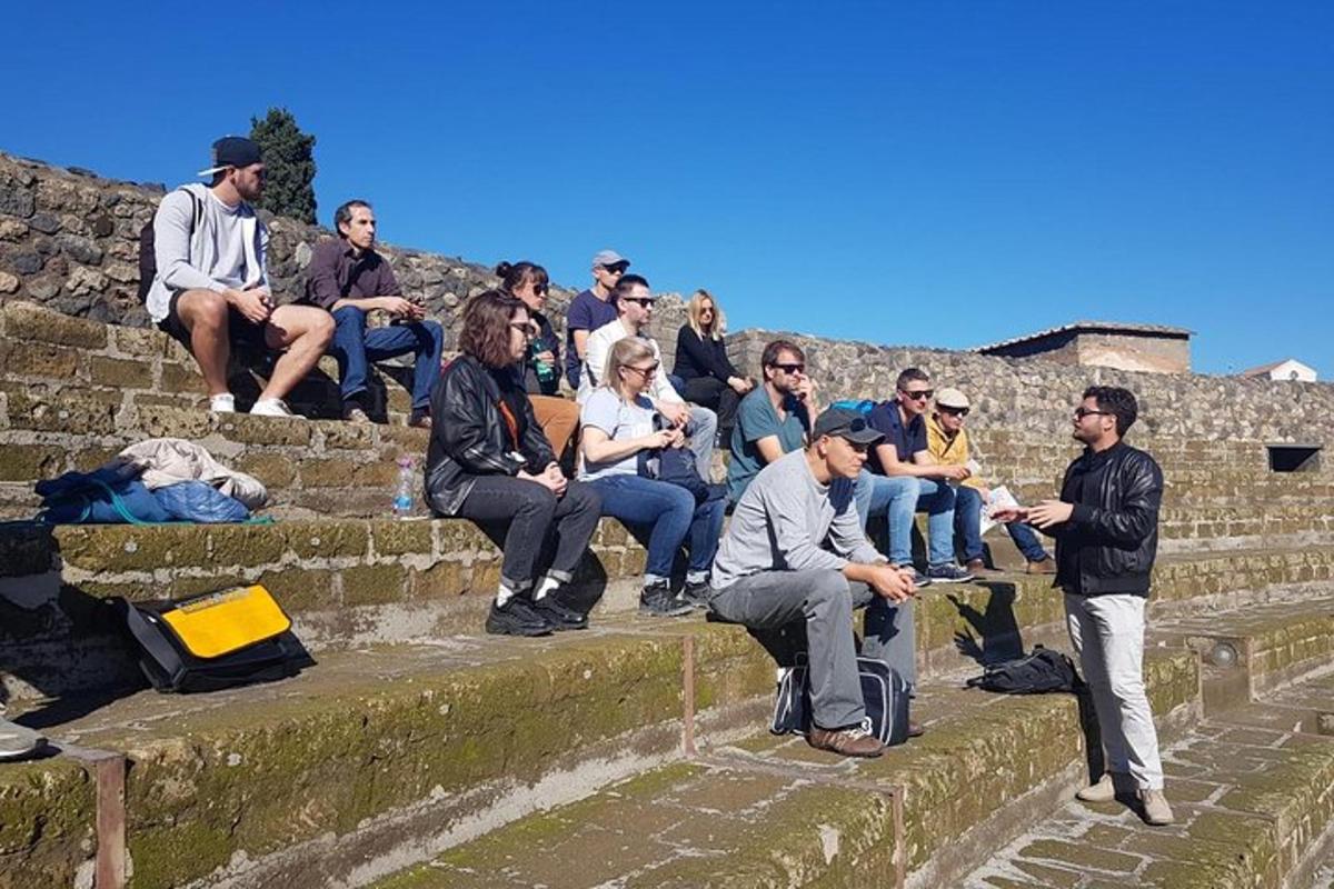 skupina lidí sedících na schodech