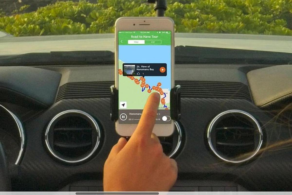 seseorang yang memegang telepon seluler di dalam mobil