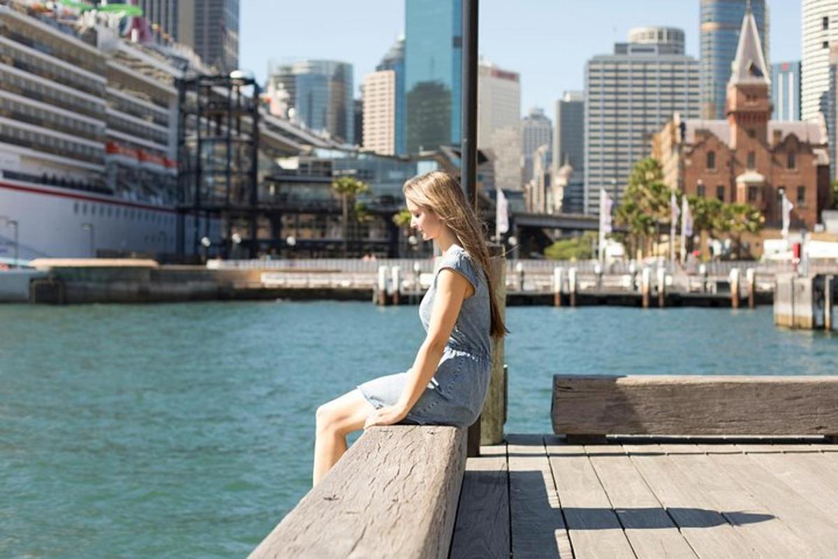 une femme assise sur un banc au bord de l'eau