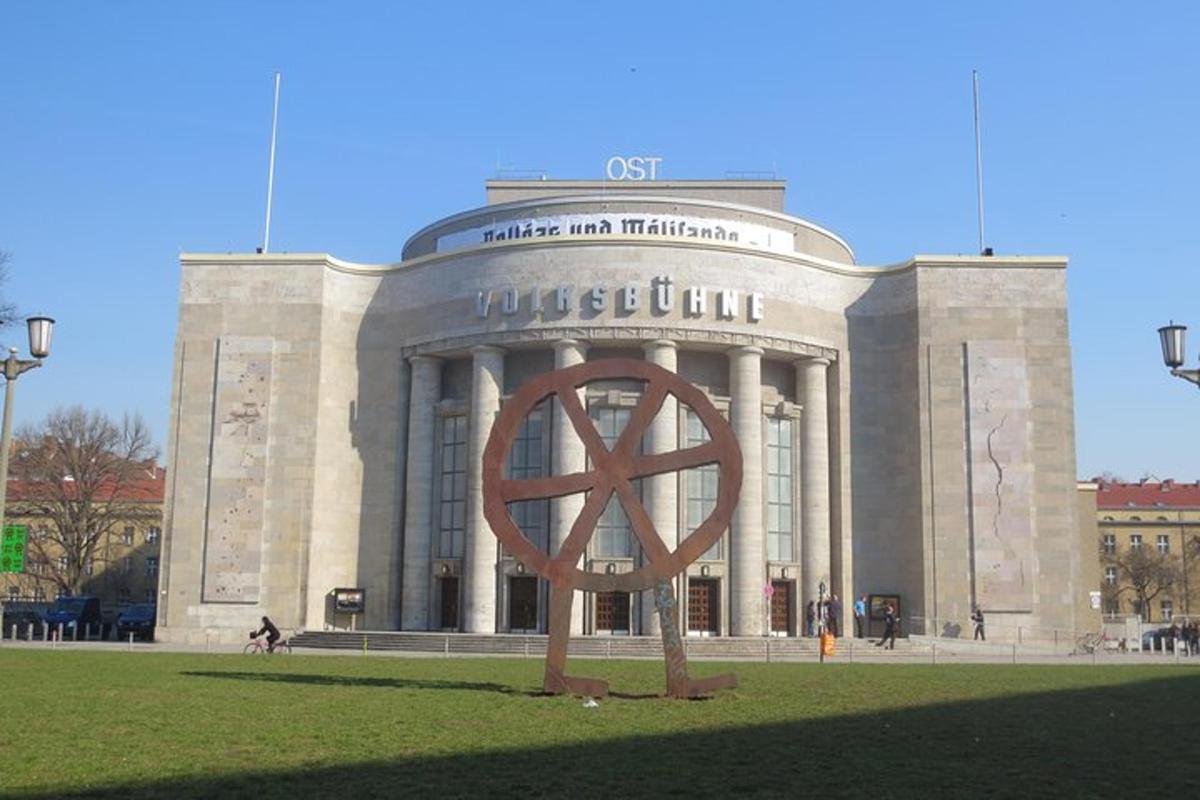 ein großes Gebäude mit einem großen Schild davor