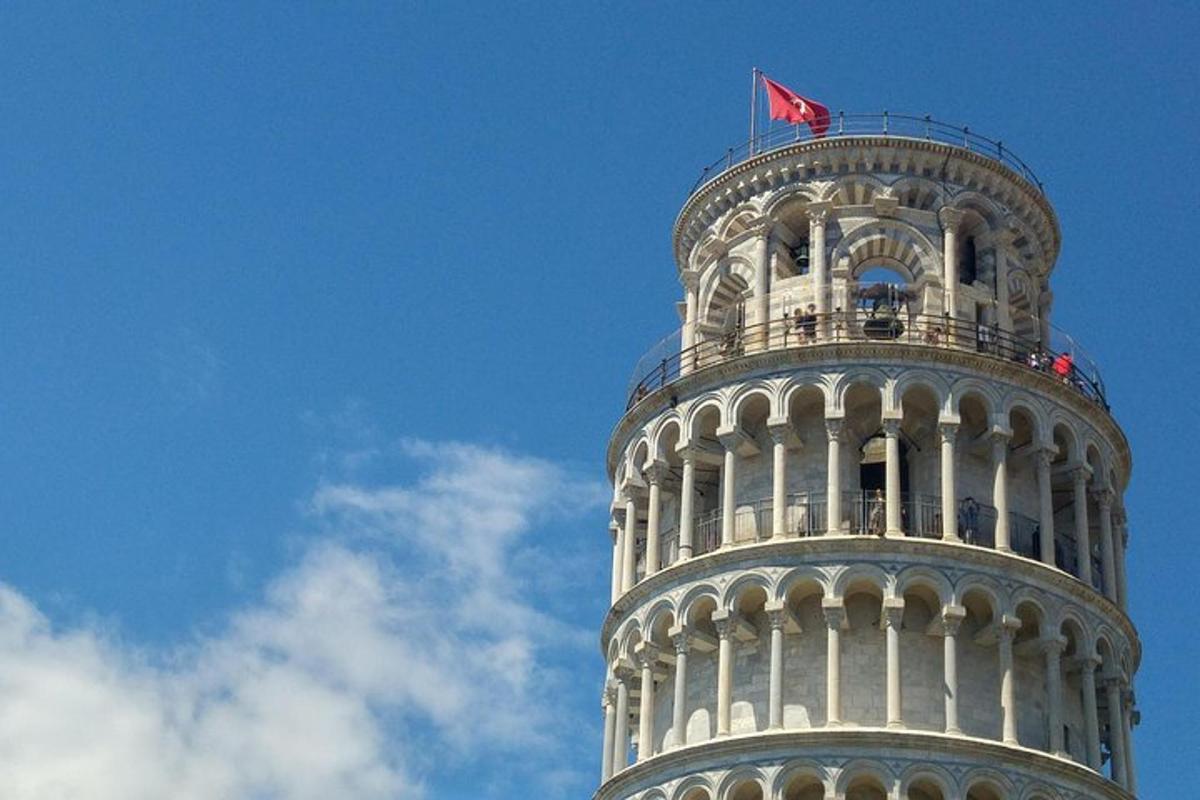 um edifício com uma bandeira no topo