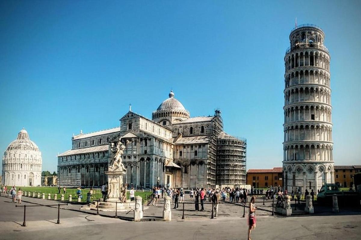 un grup de clădiri cu turnul înclinat din Pisa