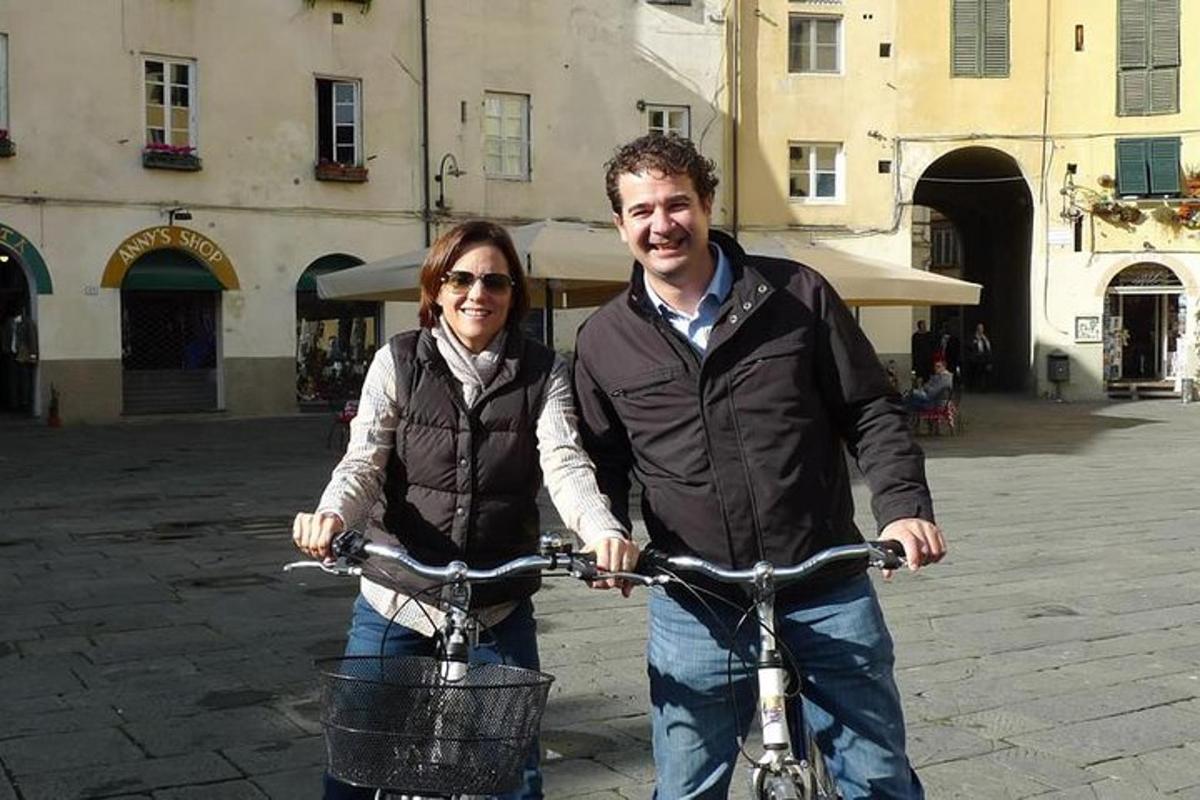 muž a žena jazdiaci na bicykli