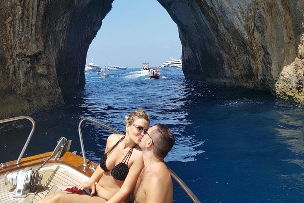 un uomo e una donna su una barca in acqua