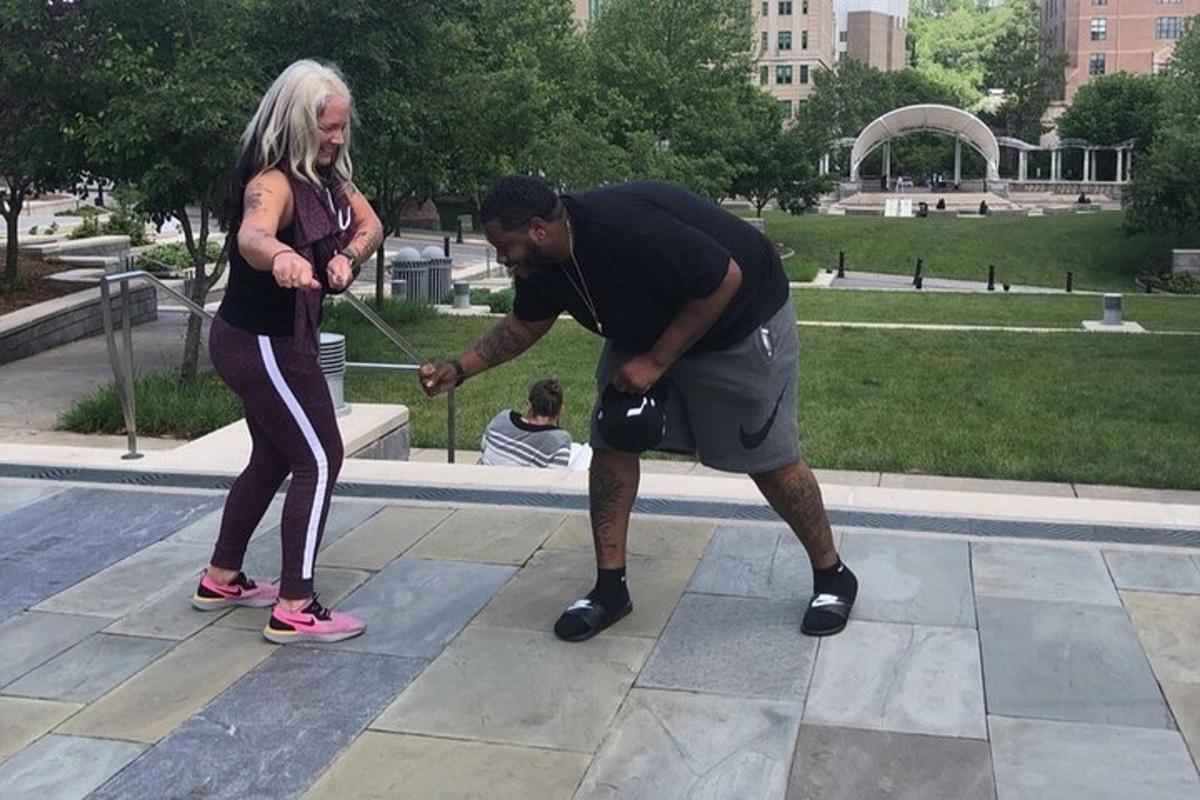 um homem e uma mulher brincando de pular corda