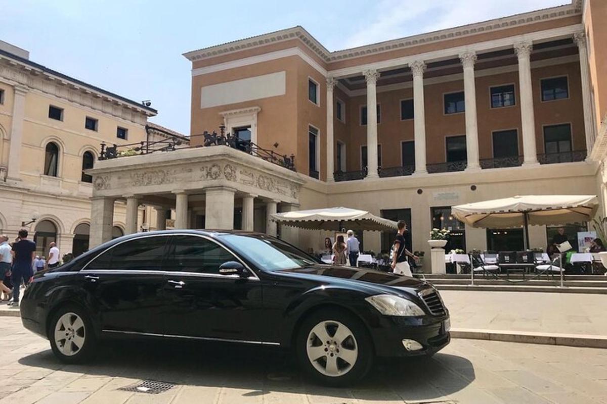 černé auto zaparkované před budovou