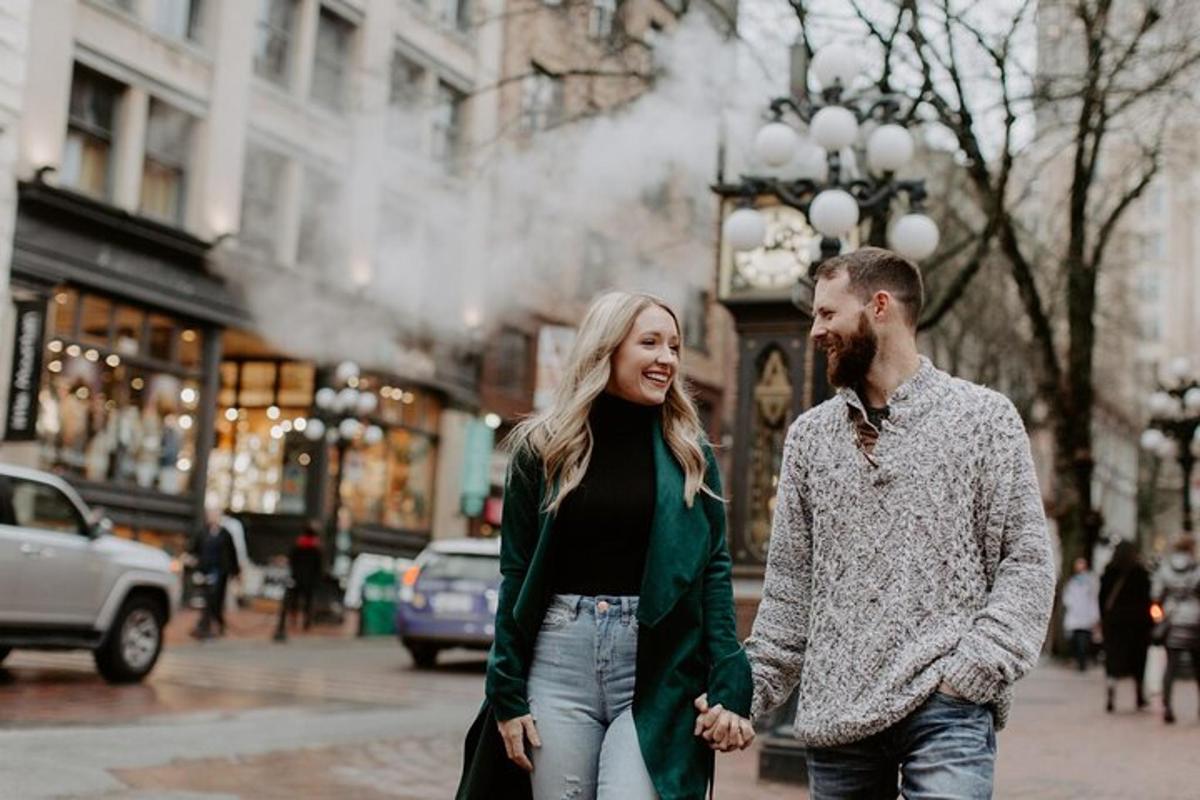 un uomo e una donna che camminano lungo una strada