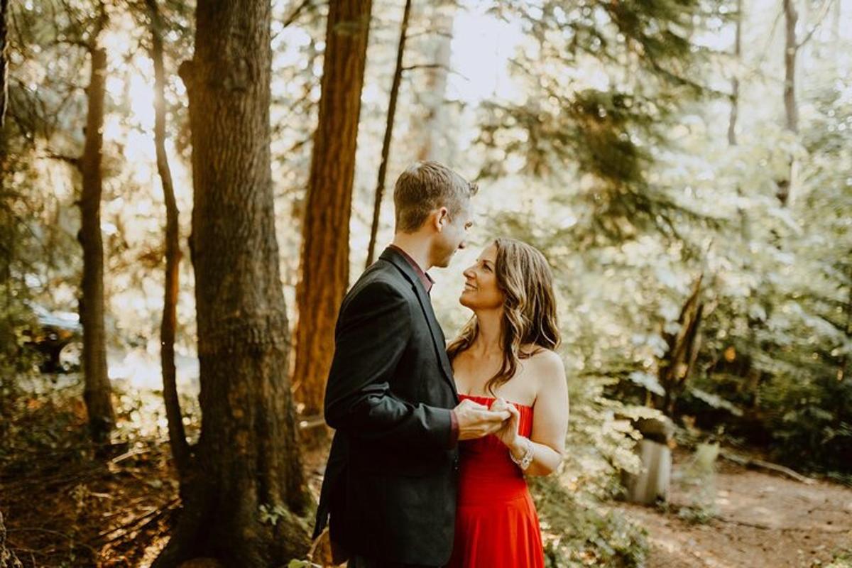un uomo e una donna in piedi in una foresta