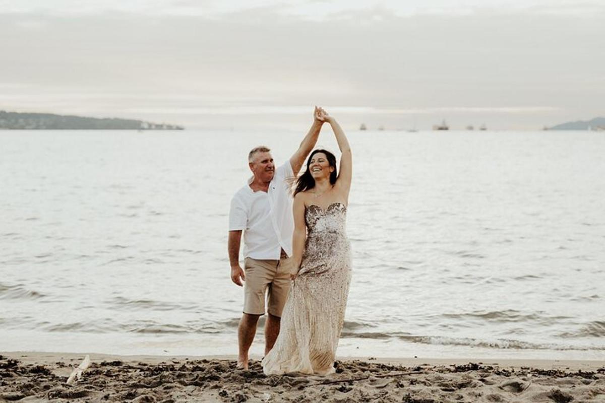 un uomo e una donna in piedi sulla spiaggia