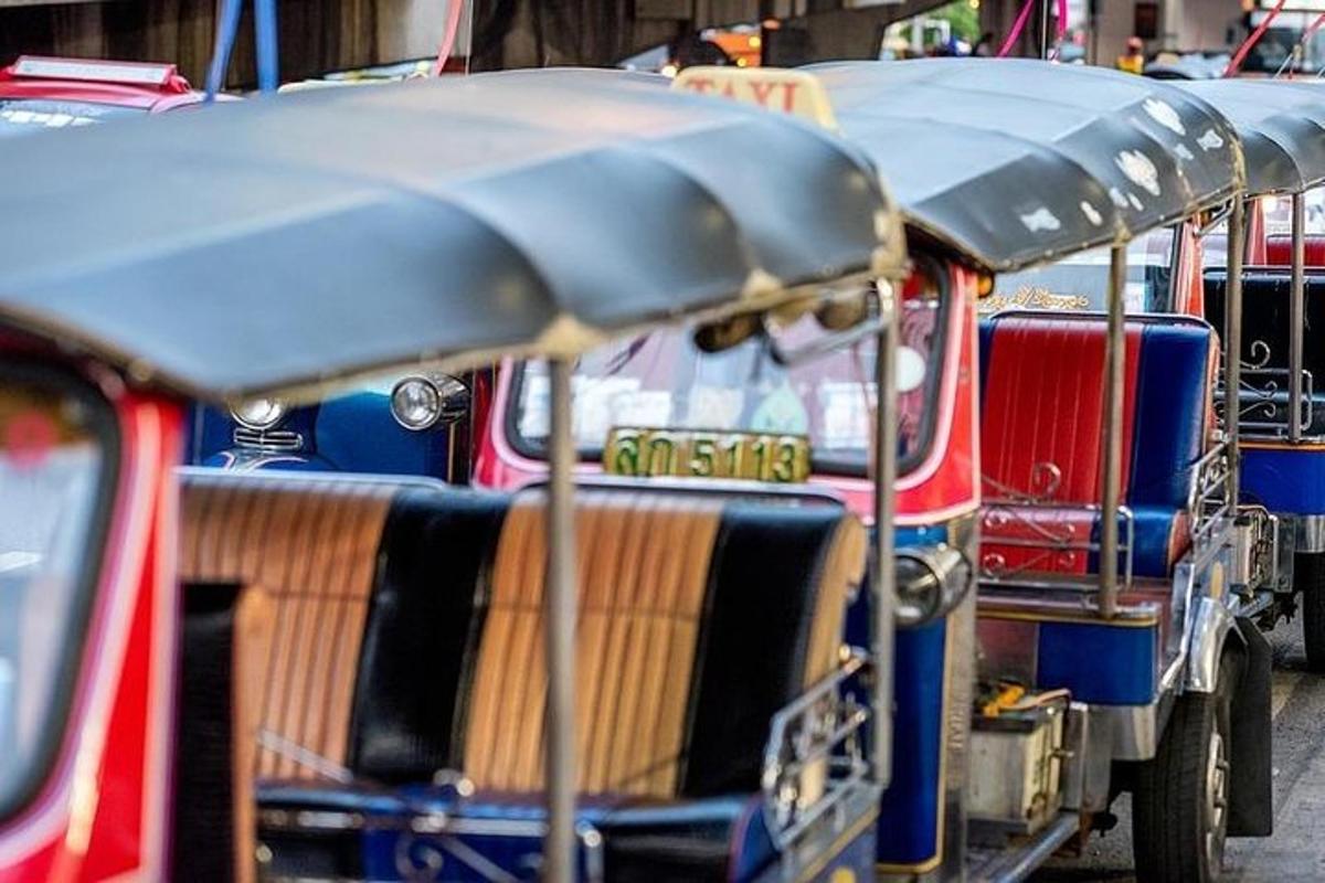 grupp autosid, mis on pargitud tänavale vihmavarjuga