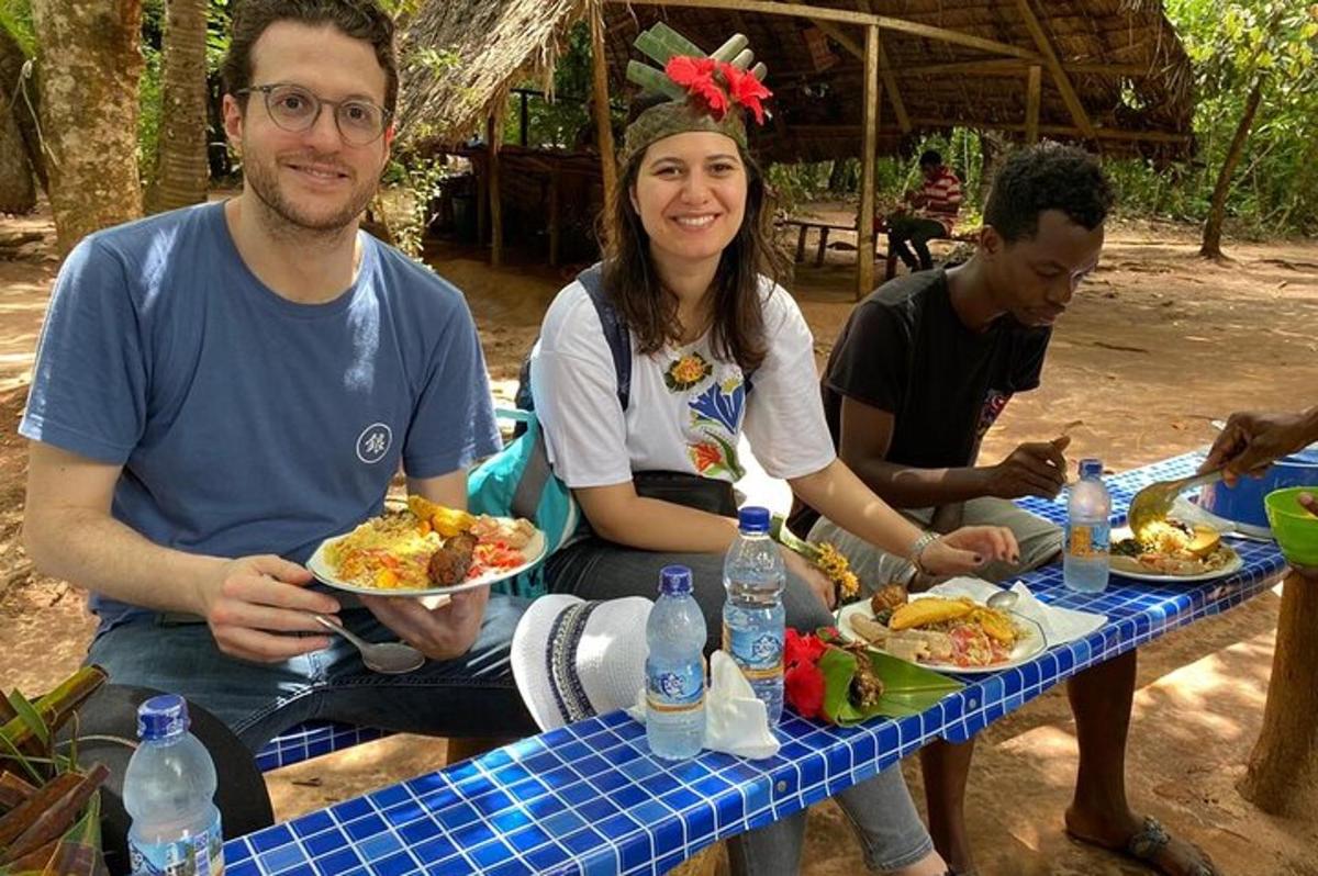 een man en een vrouw zitten aan een tafel met borden vol eten