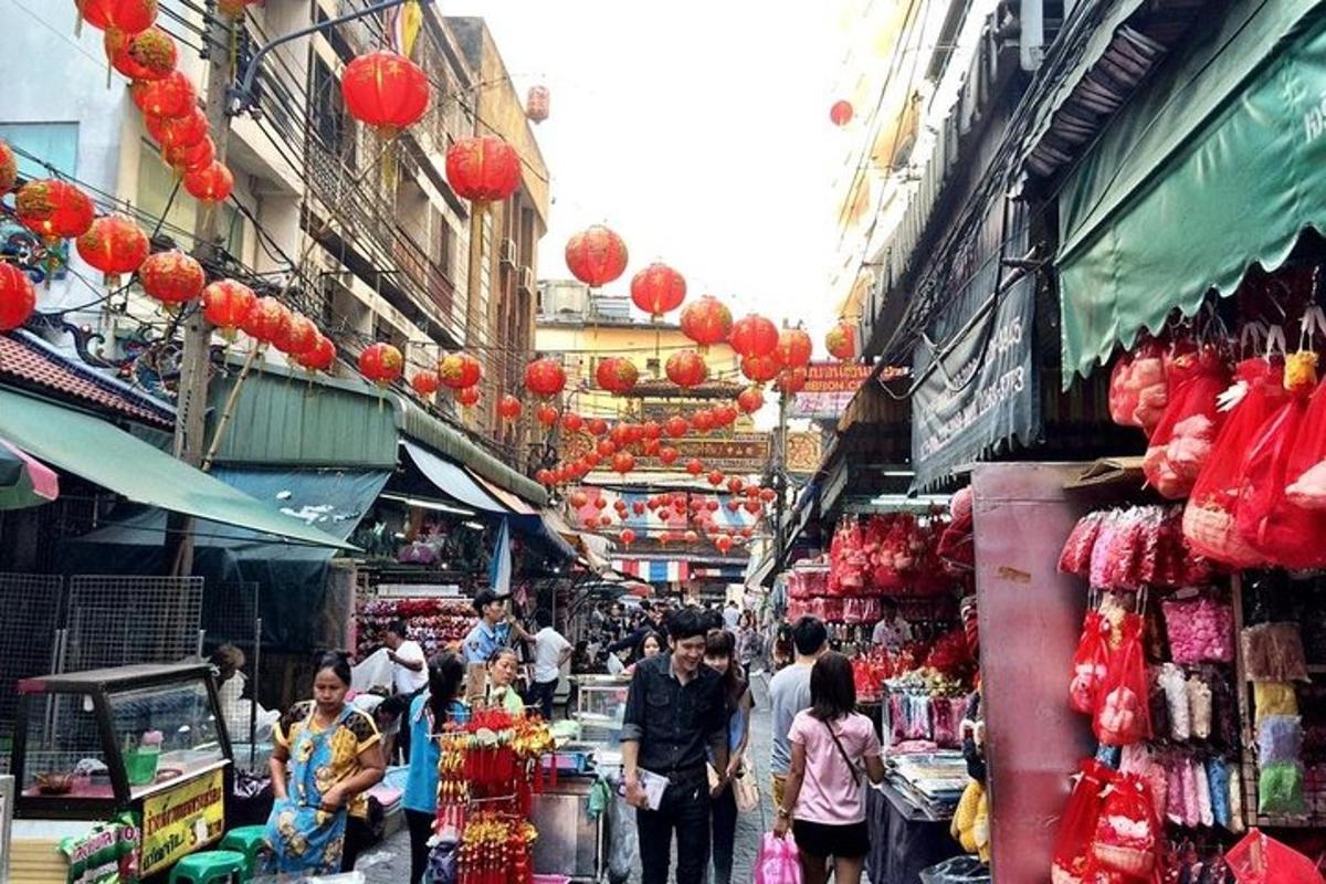 um grupo de pessoas caminhando por um mercado com lanternas