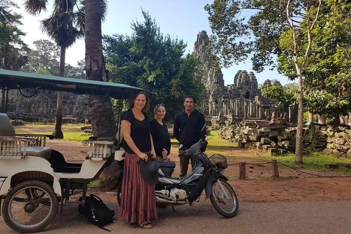 un uomo e una donna in piedi accanto a una motocicletta