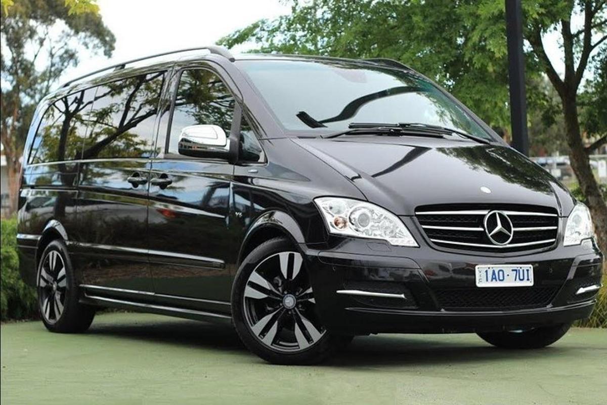 Černá dodávka Mercedes Benz zaparkovaná na parkovišti