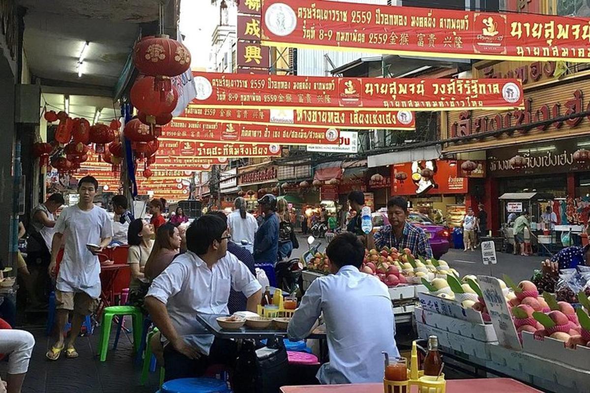 um grupo de pessoas sentadas em mesas em um mercado