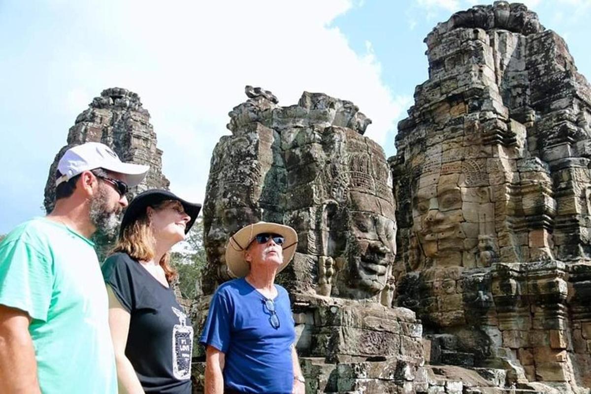 un gruppo di persone in piedi davanti a un tempio