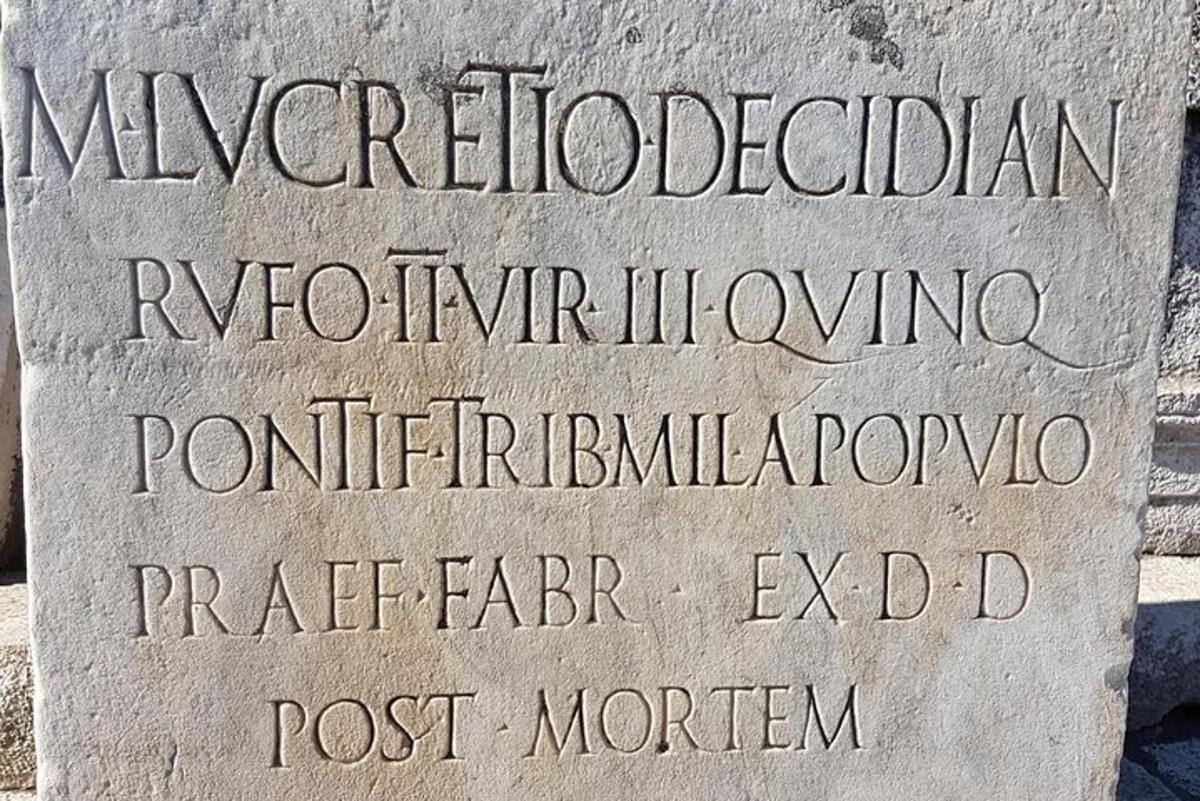 akmens zīme ar dažādu valodu nosaukumiem