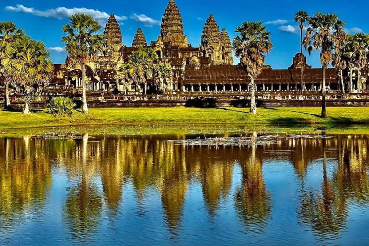 un tempio con palme e uno specchio d'acqua