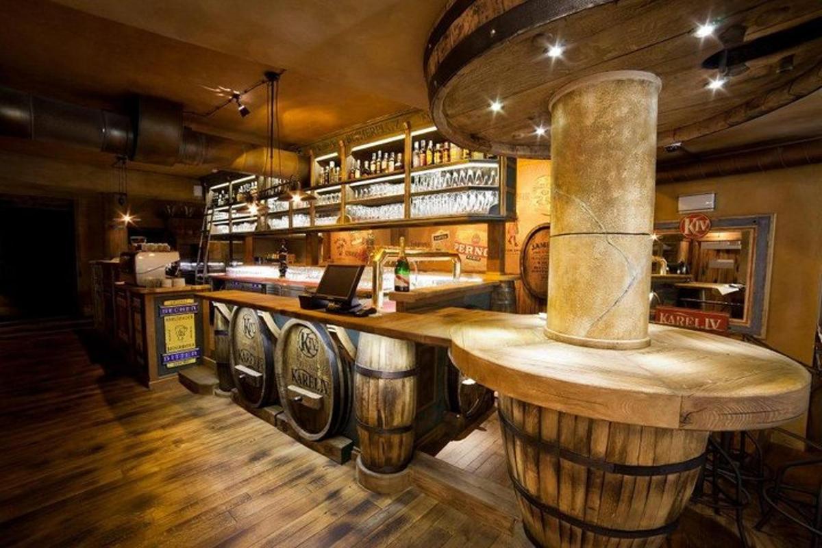 un bar cu tejghea din lemn într-un restaurant