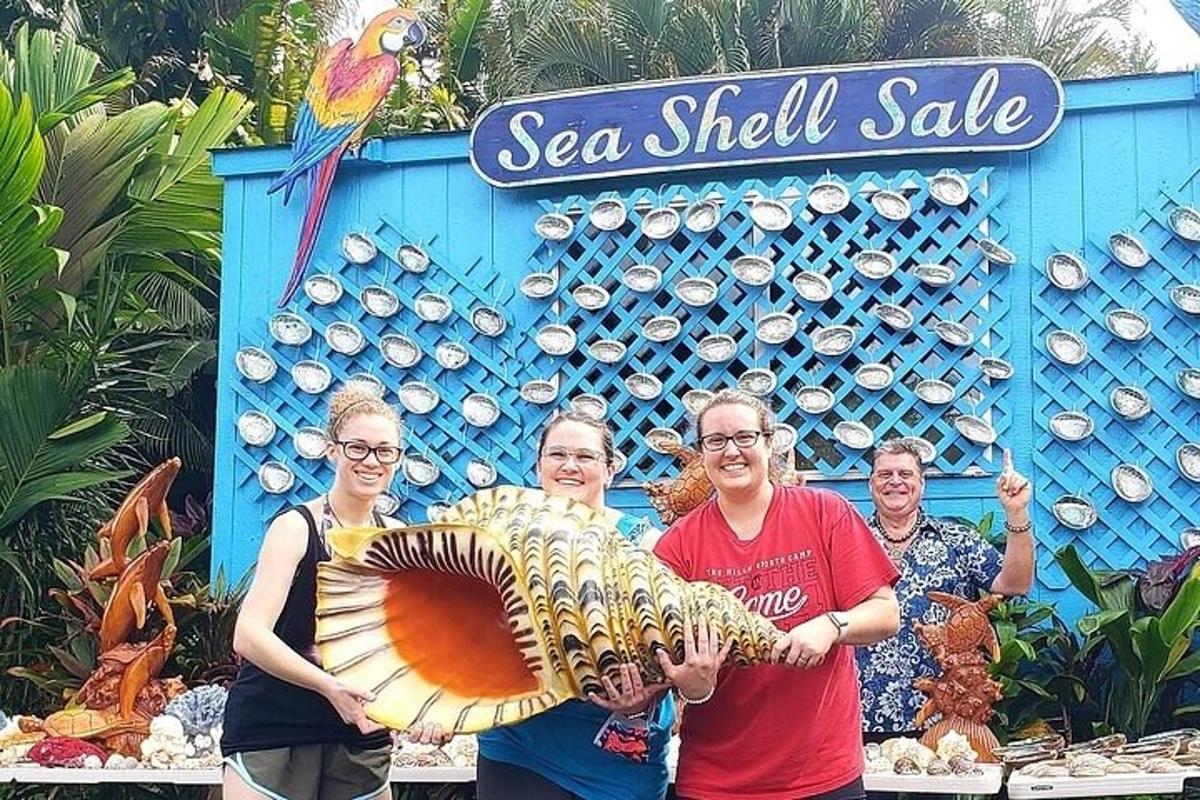 sekumpulan orang berdiri di hadapan jualan kerang laut