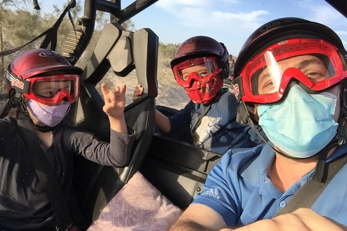 tre persone che indossano caschi e maschere su una barca