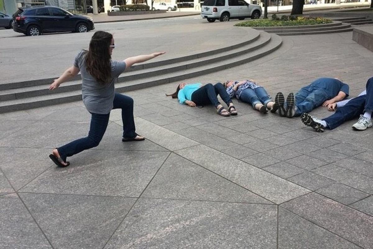 skupina lidí ležících na zemi