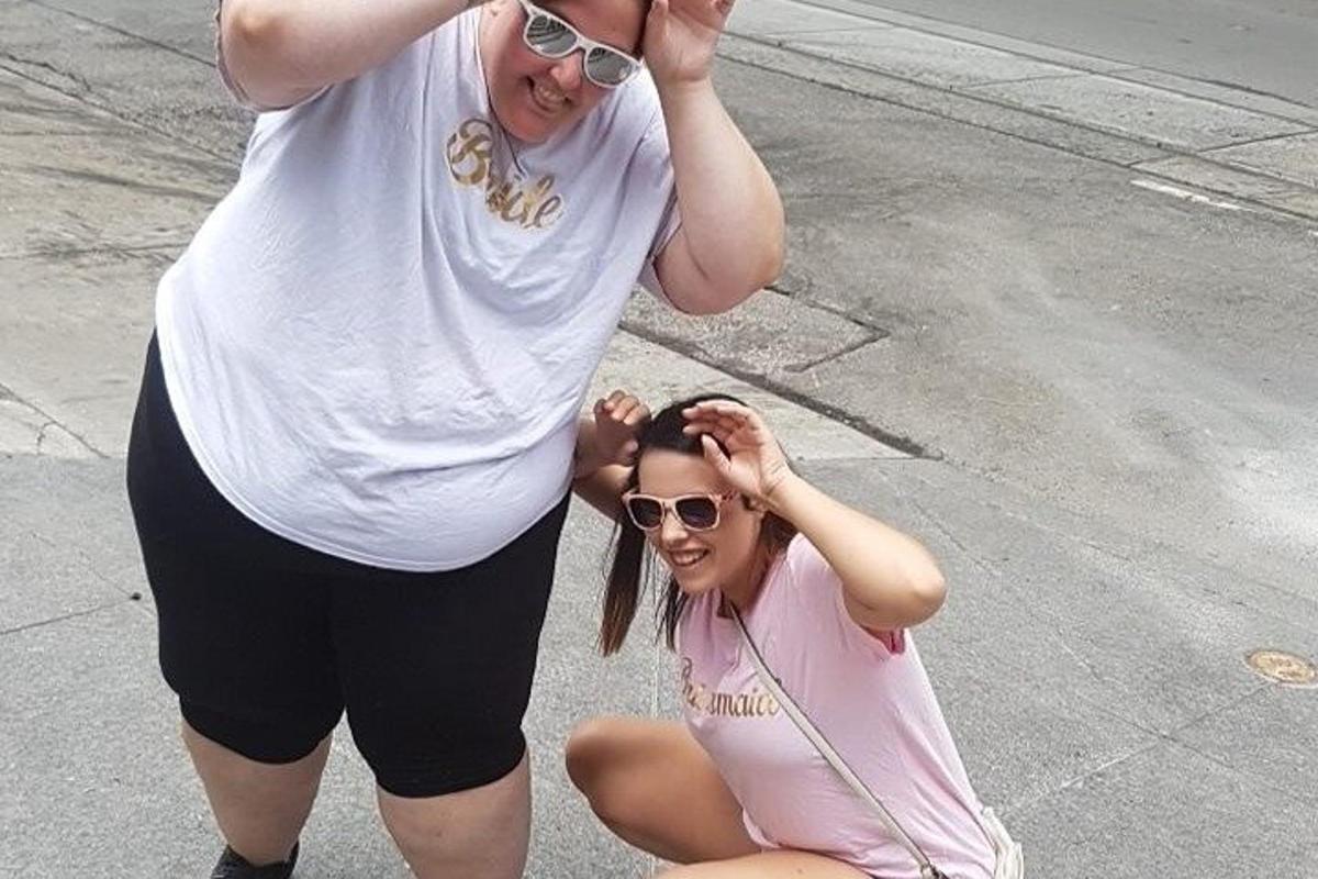 Dvě ženy se fotí na ulici