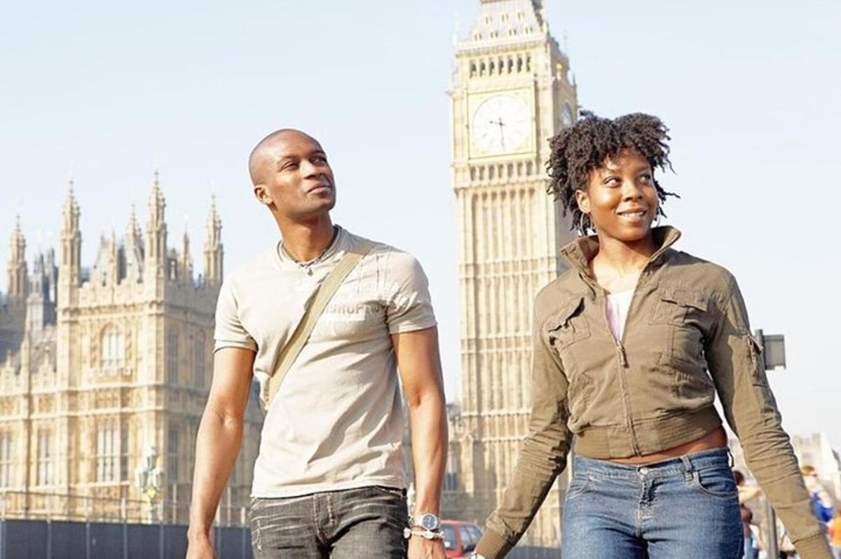 un uomo e una donna camminano davanti al Big Ben