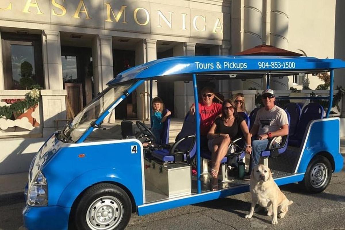 un grupo de personas sentadas en un carrito de golf